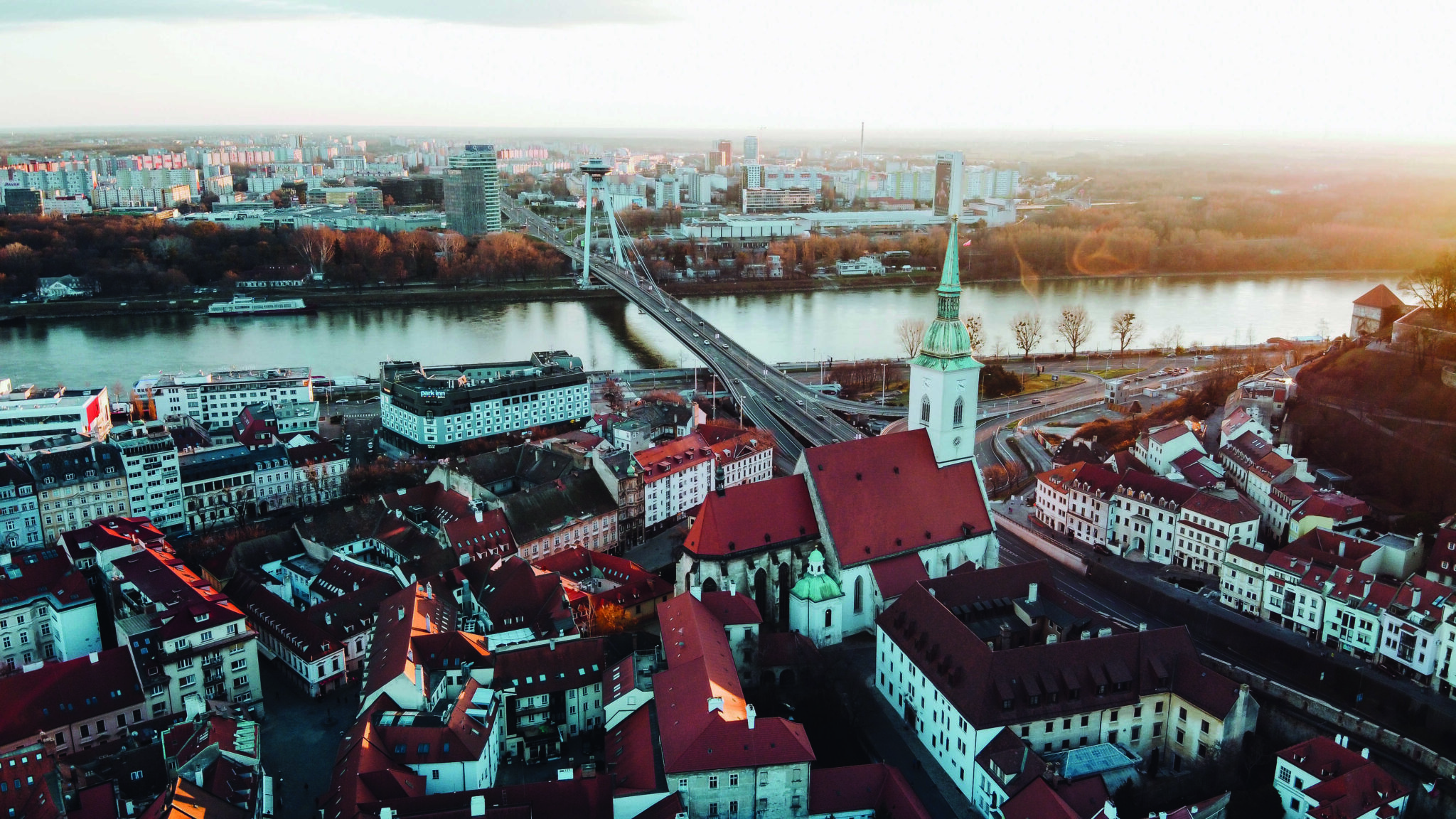 město