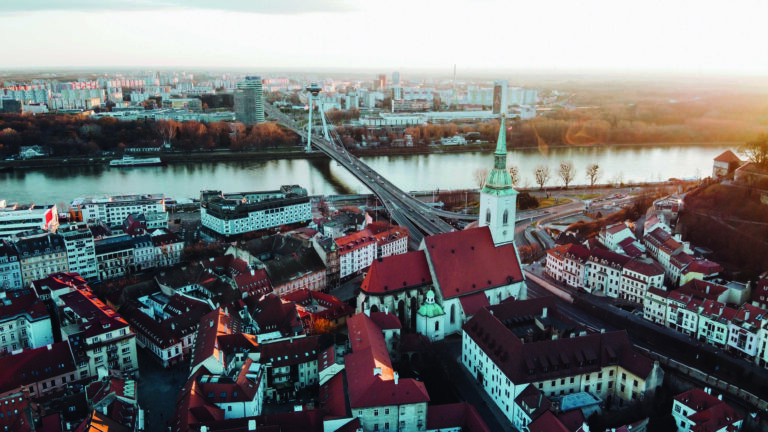 město
