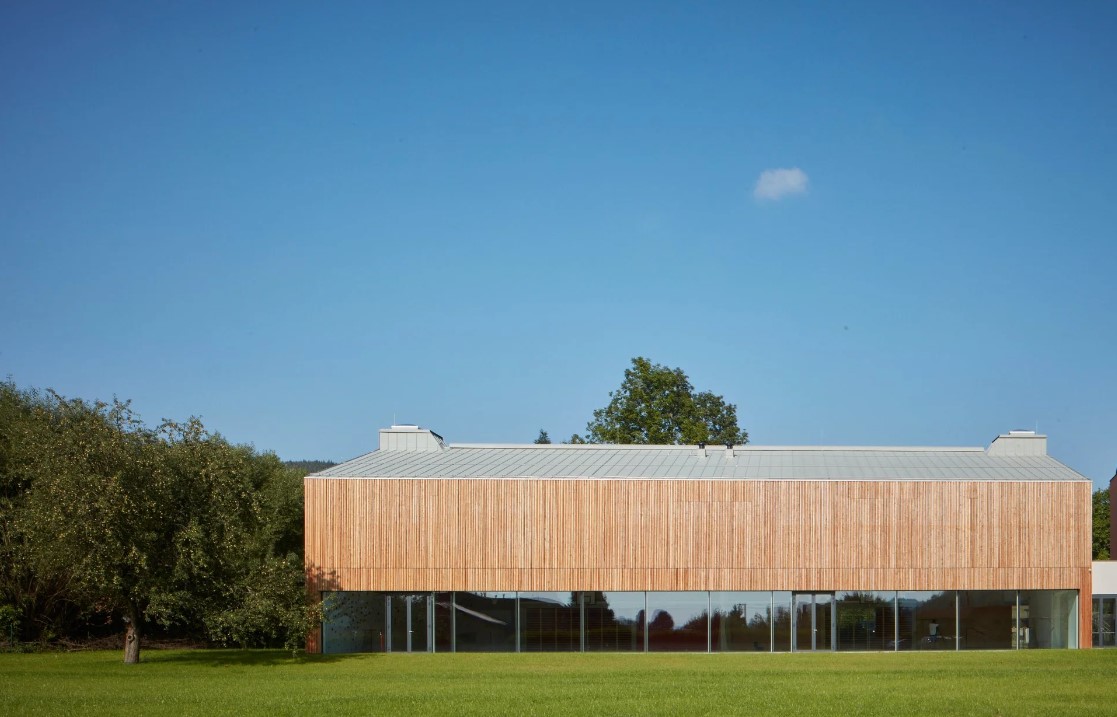 Sportovní hala / tělocvična ZŠ Nový Hrozenkov / CONSEQUENCE FORMA architects / Foto: BoysPlayNice