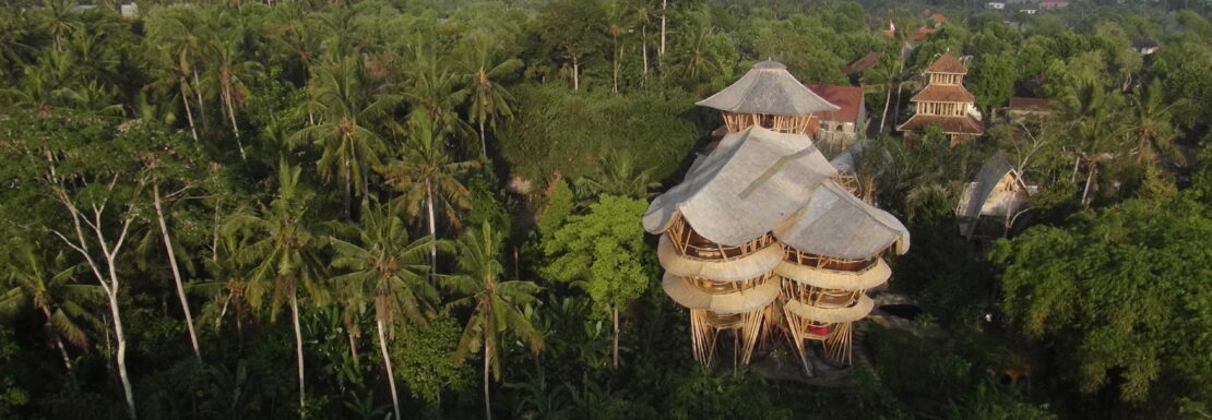 Bambusový komplex na Bali Sharma Springs