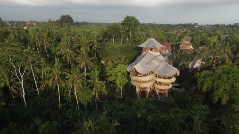 Bambusový komplex na Bali Sharma Springs