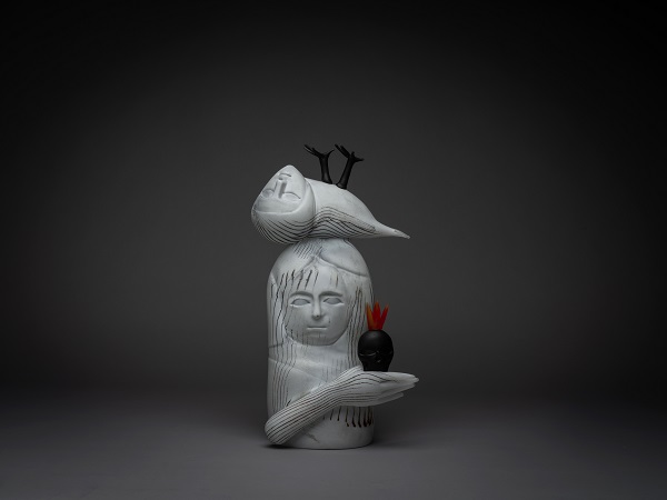 Martin-Janecky-a-Lionel-Fahy_Joy-as-an-act-of-resistence-2023_Sklo-tvarovane-za-horka-z-volne-ruky_42-cm-x-22-cm-x-14-cm_foto-Photo-Robin-Malatek